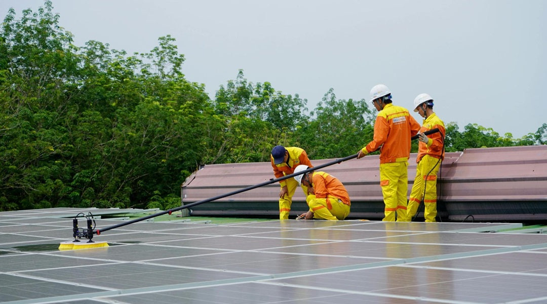 how to clean solar panels