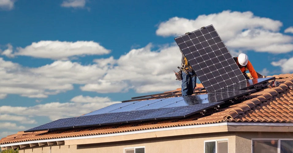 how many solar panels to live off grid